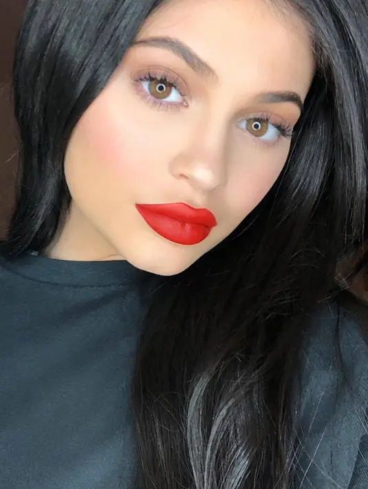 Kalau ini ketika Kylie Jenner tampil berani dengan warna merah. Menurut kamu bagaimana? (instagram/kyliejenner)