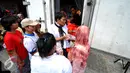 Warga menukarkan kupon dengan daging saat digelar pasar murah di Kantor DPP PDIP Lenteng Agung, Jakarta, Senin (13/7/2015). Warga menyambut antusias kehadiran pasar murah yang digelar PDIP (Liputan6.com/Yoppy Renato)