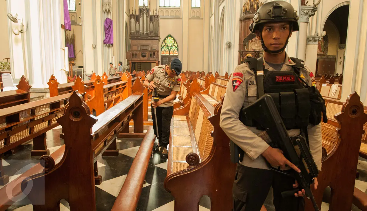 Petugas Brimob melakukan sterilisasi sebelum misa Kamis Putih di Gereja Katedral, Jakarta, Kamis (13/4). Sterilisasi ini untuk memberikan rasa aman kepada umat Katolik yang melaksanakan rangkaian misa Tri Hari Suci Paskah. (Liputan6.com/Gempur M Surya)
