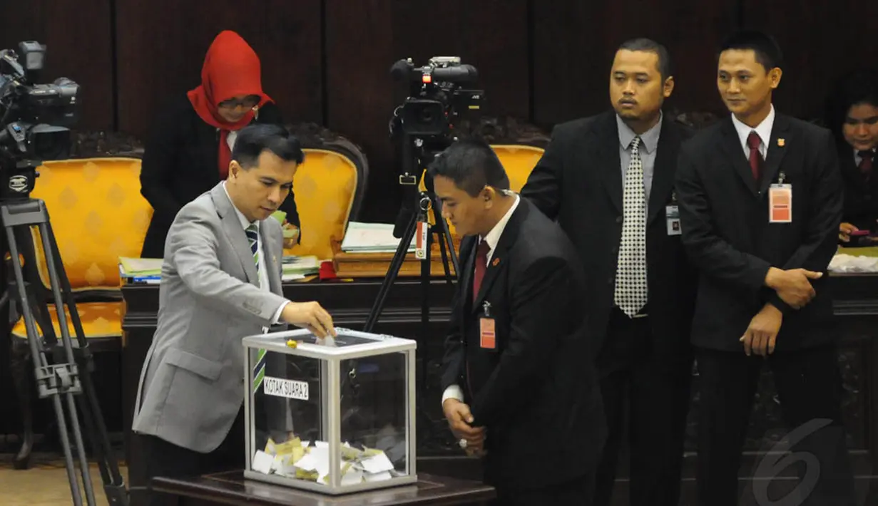 Anggota Fraksi PKB, Krisna Mukti memasukkan kertas suara saat pemilihan pimpinan MPR RI, Jakarta, (7/10/14). (Liputan6.com/Andrian M Tunay) 