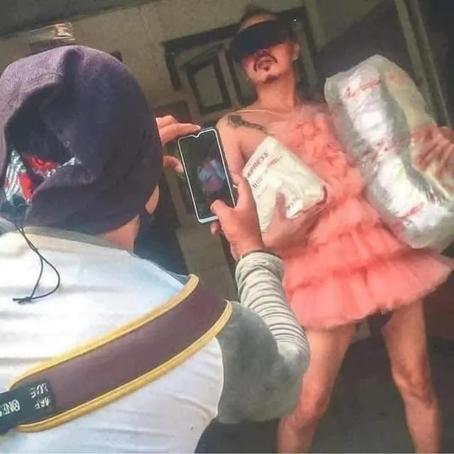 6 Pose Kocak Cowok Terima Paket, Kurir Jadi Geleng Kepala