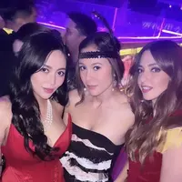 Rachel Vennya tampil dengan korset merah maroon dipadukan bawahan hitam. Ibu dua anak ini juga mengenakan kalung mutiara. [@rachelvennya]
