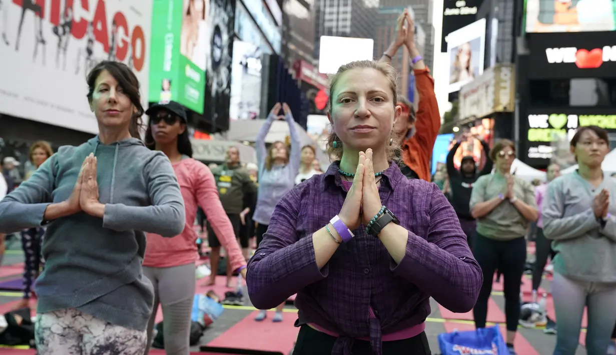 Dua dari mereka kemudian menjadi salah satu pendiri Solstice di Times Square: Mind over Madness Yoga, dan mereka telah membagikannya kepada kami sejak saat itu. (Photo by TIMOTHY A. CLARY / AFP)