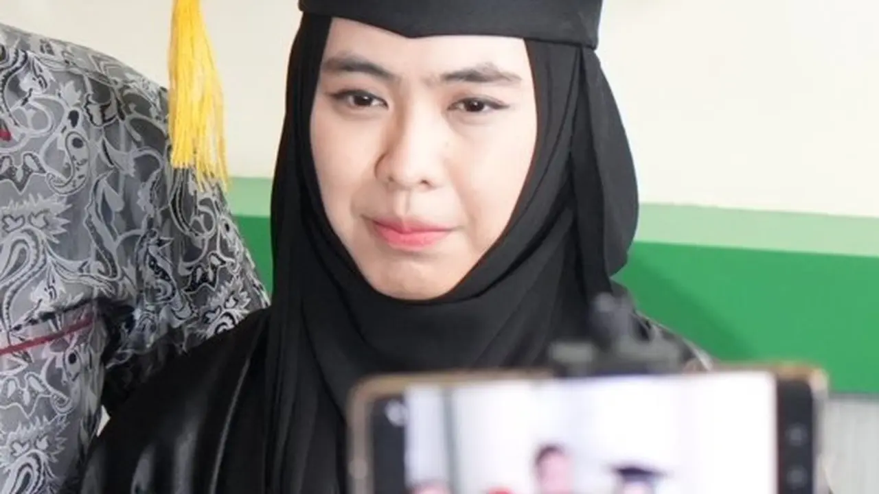 Oki Setiana Dewi meraih gelar Doktor untuk kali kedua (https://www.instagram.com/p/Ckb_LaXjEa2/)