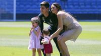Kiper baru Real Madrid, Thibaut Courtois, saat diperkenalkan di Stadion Santiago Bernabeu, Madrid, Kamis (9/8/2018). Pemain berusia 26 tahun pindah setelah empat musim terakhir jadi kiper utama Chelsea. (AP/Andrea Comas)