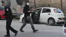 Petugas keamanan Israel memeriksa sebuah mobil setelah terjadinya upaya serangan di pos pemeriksaan az-Za'ayyem di Tepi Barat yang diduduki Israel pada 25 November 2020. Polisi Israel menembak mati seorang pria Palestina setelah diduga berupaya melakukan serangan. (Xinhua/Muammar Awad)