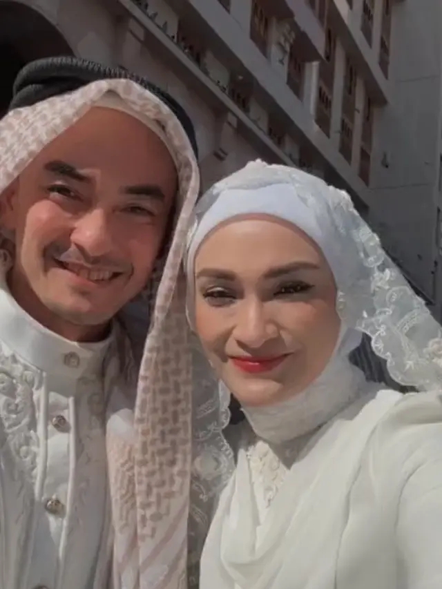 Putri Zulhas dan Zumi Zola resmi menikah di Arab Saudi.