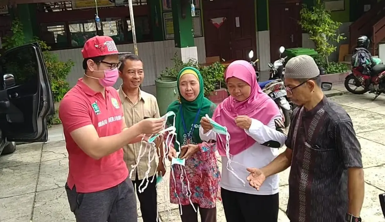 " Jadi sebelum jalan saya minum dulu kebiasaan yang saya minum untuk meningkatkan antibody gitu. Saya minum teh di campur jahe manis cengkeh sama madu. Madu kebetulan habatu sauda ya. Udah tuh saya minum dulu, ikhtiar,” lanjut Tommy. (Syifa Ismalia/Fimela.com)