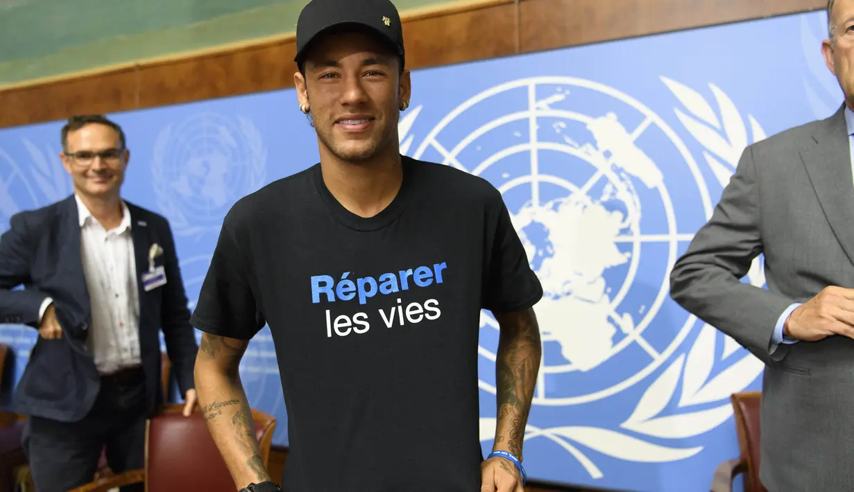 Bintang Paris Saint-Germain, Neymar Jr, menghadiri konferensi pers saat ditunjuk sebagai Duta Handicap Internasional di PBB, Jenewa, (15/8/2017). Neymar akan fokus membantu penyandang disabilitas dan terpuruk dalam kemiskinan. (AP/Laurent Gillieron)