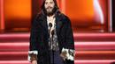 Mantel bulu dan baju renda Gucci Jared Letto membuatnya terpilih dalam jajaran busana terbaik Grammy 2022 (Foto: Instagram @recordingacademy)