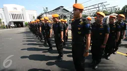 Personel Polsuska mengikuti upacara gelar pasukan angkutan Lebaran 2016 Daup 6 di Stasiun Tugu Yogyakarta, Jumat (24/6). Apel siaga diselenggarakan untuk menyambut arus mudik dengan menggunakan moda transportasi kereta api. (Liputan6.com/Boy Harjanto)