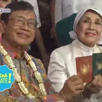 Ajip Rosidi memberikan perhiasan emas seberat 50 Gram sebagai mas kawin untuk Nani Wijaya