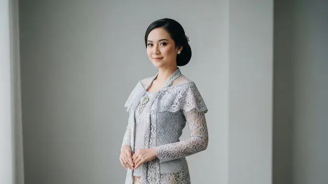 Model Kerah Sabai (Off-Shoulder Look) dengan Rok Plisket Lereng