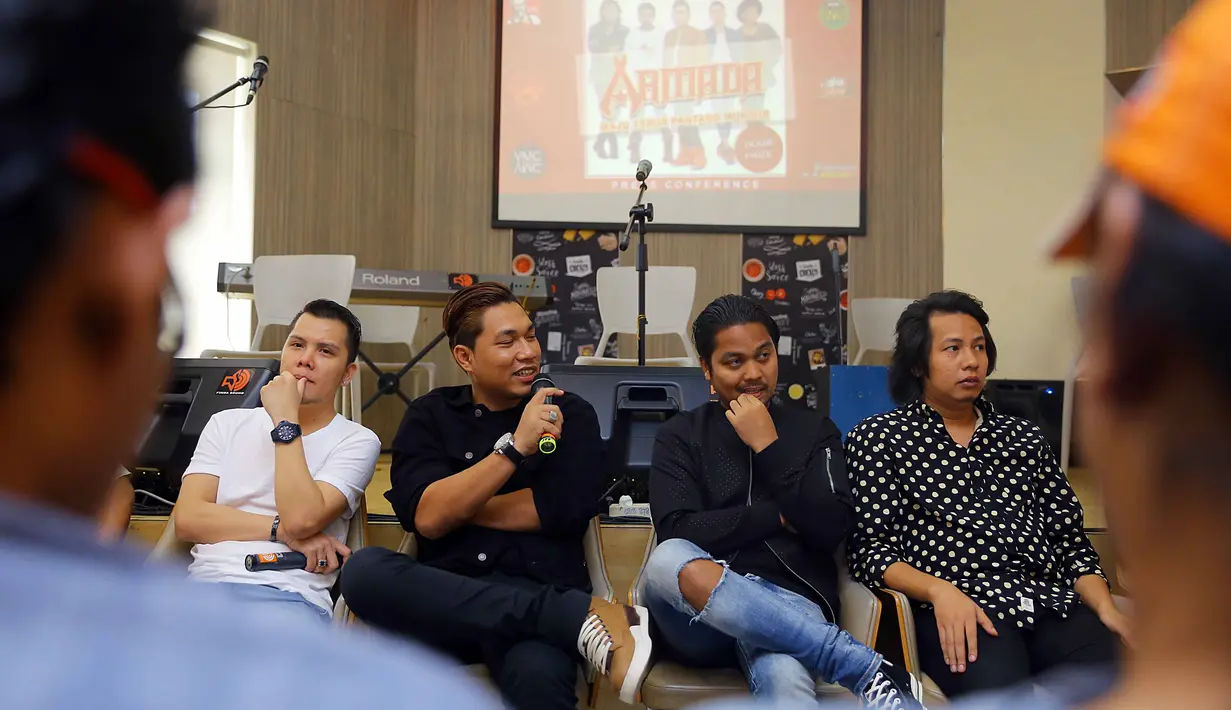 Rizal juga bersyukur lantaran bandnya itu melewati tahapan seperti halnya orang naik kelas. Menurutnya, belum tentu semua band bisa melakukan ini dan Armada pun bisa melakukannya karena kerja keras semua pihak. (Nurwahyunan/Bintang.com)