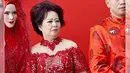 Potret kebahagiaan pada pasangan pengantin baru ini. Keduanya  terlihat kompak dengan busana merah-merah. (Instagram/vickyprasetyo777)