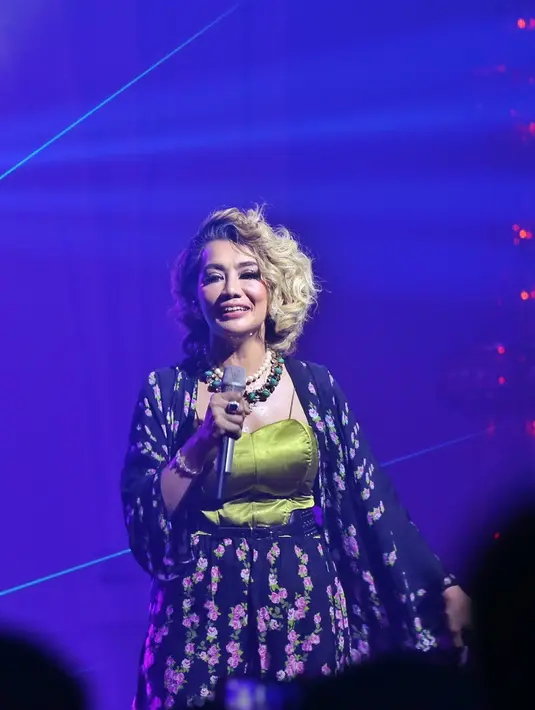 Hal itu juga terlihat saat Reza akan meninggalkan panggung. Para penonton seakan belum terpuaskan dengan memanggil-manggil ibu dua anak tersebut kembali ke atas panggung. (Nurwahyunan/Bintang.com)