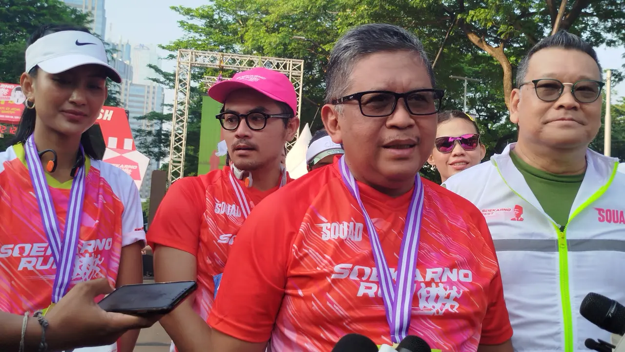 Sekretaris Jenderal DPP PDI Perjuangan (PDIP) Hasto Kristiyanto usai mengikuti Soekarno Run di Plaza Timur Senayan, Jakarta Pusat pada Minggu (18/8/2024). (Liputan6.com/Ady Anugrahadi)