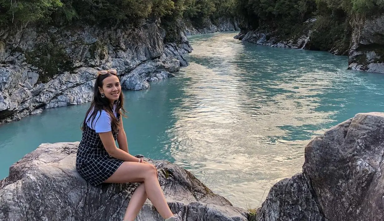 Bukan hanya di Indonesia saja, Nadine Alexandra juga begitu menikmati waktu saat berwisata alam di luar negeri. Dirinya juga terlihat begitu santai duduk di sebuah batu besar yang ada di sungai. (Liputan6.com/IG/@nadinealexandradewi)