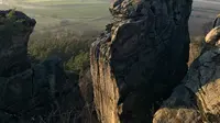 Viral, Pria di China Mendaki Puluhan Gunung Terkenal dengan Tangan