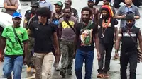 10 Anggota OPM di Puncak Jaya saat berada di Polda Papua. (Liputan6.com/Katharina Janur) 