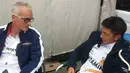 Rio Haryanto selalu menyempatkan waktu berdiskusi dengan manajernya. (Bola.com/Reza Khomaini)