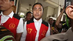 Musisi Marcello Tahitoe bersiap jalani sidang perdana kasus penyalahgunaan narkoba di PN Jakarta Selatan, Selasa (31/10). Ello dan rekannya Maradona didakwa JPU telah menyalahgunakan narkoba jenis ganja di wilayah Jaksel. (Liputan6.com/Immanuel Antonius)