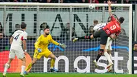 Di babak kedua AC Milan mencoba lebih banyak mengambil inisiatif penyerangan. Hasilnya, menit 50 sundulan Olivier Giroud berhasil mengoyak gawang PSG. (AP Photo/Antonio Calanni)
