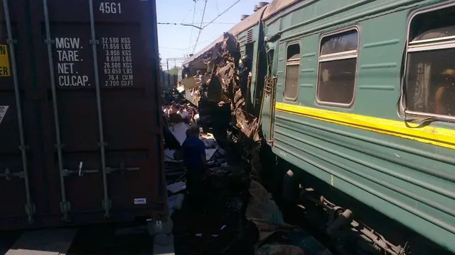 Tabrakan Kereta Penumpang-Barang, 4 Tewas Mobil Berjatuhan