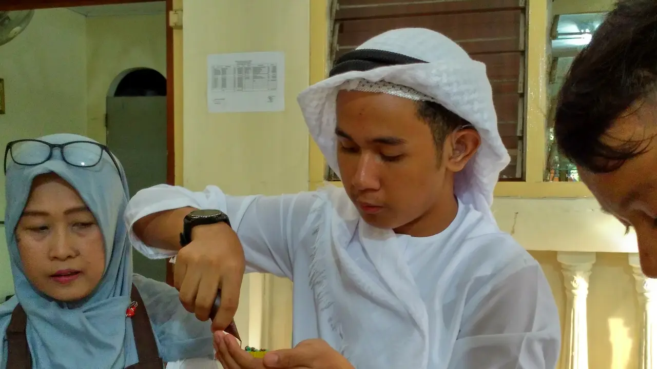 Anak-anak tunarungu pun bisa berkreasi. 