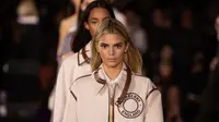 Model Kendall Jenner berjalan di catwalk untuk brand Burberry koleksi Spring/Summer 2020 di London Fashion Week pada Senin (16/9/2019). Dalam pagelaran fashion show kemarin, Kendall Jenner tampil mengejutkan dengan rambut pirang. (Photo by Vianney Le Caer/Invision/AP)