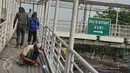 Pekerja menyelesaikan perbaikan Jembatan Penyebrangan Orang (JPO) di Jembatan Asmi, Pulo Gadung, Jakarta, Selasa (3/11/2015). Perbaikan itu dilakukan demi menunjang keselamatan dan kenyamanan pengguna jalan. (Liputan6.com/Gempur M Surya)
