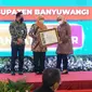 Bupati Banyuwangi Ipuk Fiestiandani (kiri)menerima pengharagaan predikat Sangat Cetar dari Gubunur Jawa Timur Khofifah Indar Parawansah (Kanan) (Istimewa)