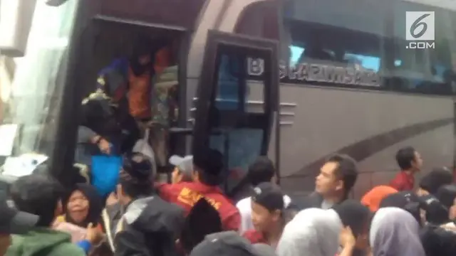 Kecelakaan bus di tanjakan emen, subang menyebabkan 27 orang tewas. Puluhan lainnya luka-luka.