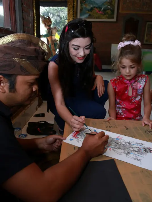 Gulcin Tuncok dan Isabella berusaha berinteraksi dengan baik ketika belajar melukis di Galeri Semar Kuning. (Deki Prayoga/Bintang.com)