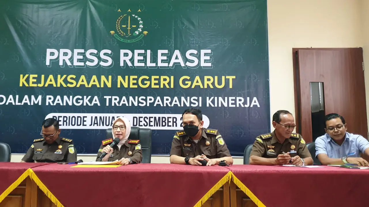 Kepala Kejari Garut, Neva Sari Susanti, didampingi para kasi, memberikan penjelasan dalam rilis ‘Transparansi Kinerja Periode Januari – Desember 2022’ di kantornya, Kamis (29/12/2022) petang. (Liputan6.com/Jayadi Supriadin)