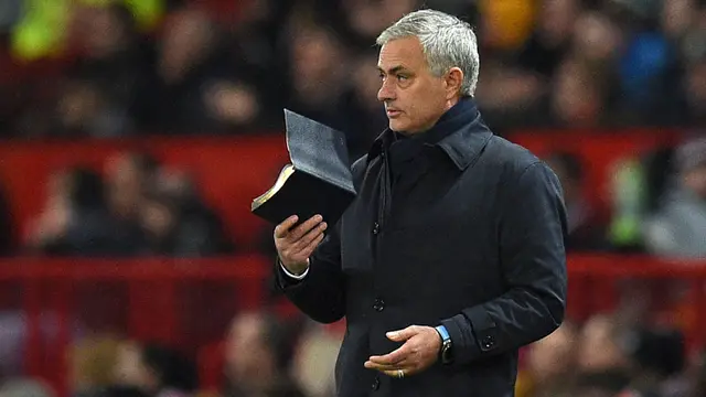 Wajah Kecewa Jose Mourinho di Old Trafford