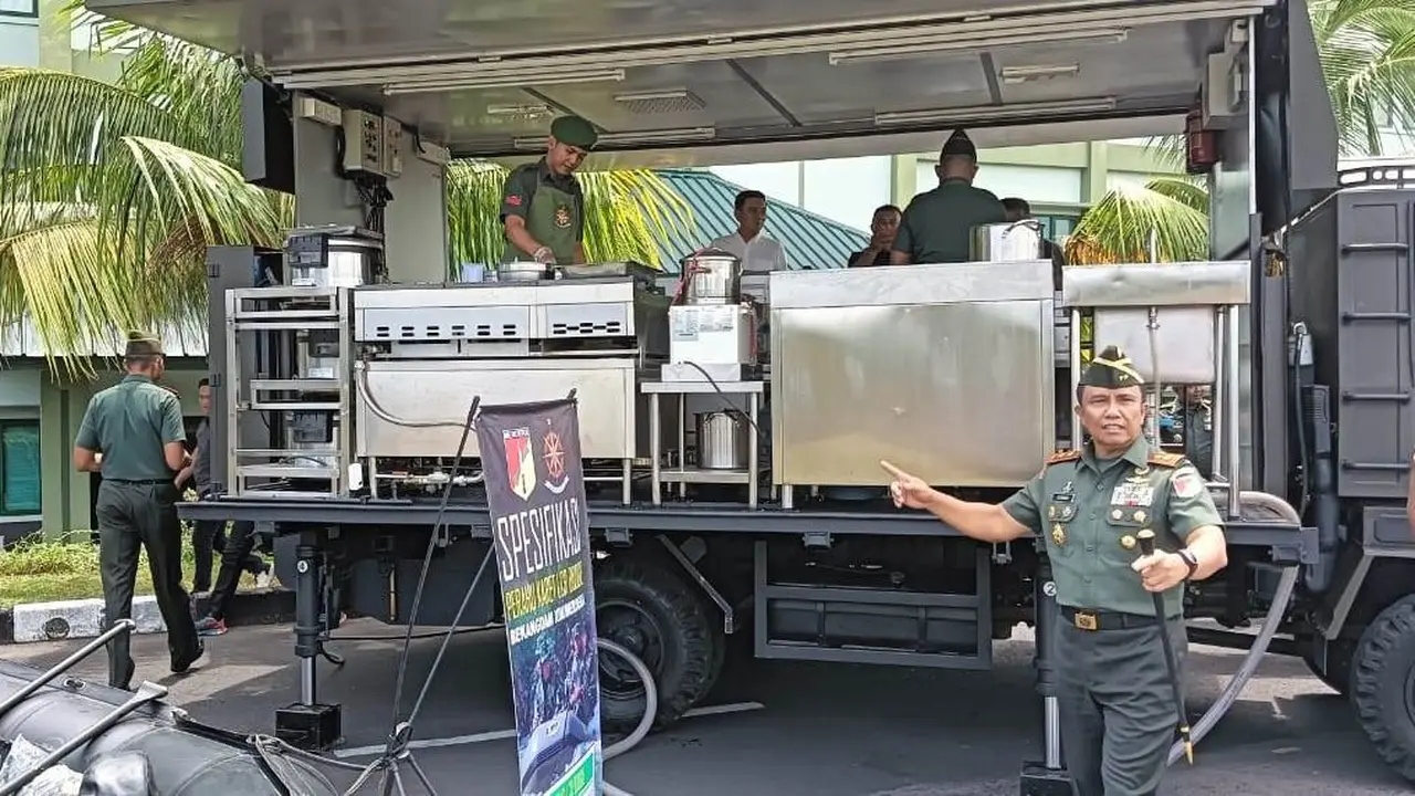 Pangdam XIII/Merdeka Mayjen TNI Legowo WR Jatmiko, Rabu (27/9/2023), meninjau sejumlah peralatan yang disiapkan membantu warga Sulut. (Foto: Yoseph Ikanubun/Liputan6.com)