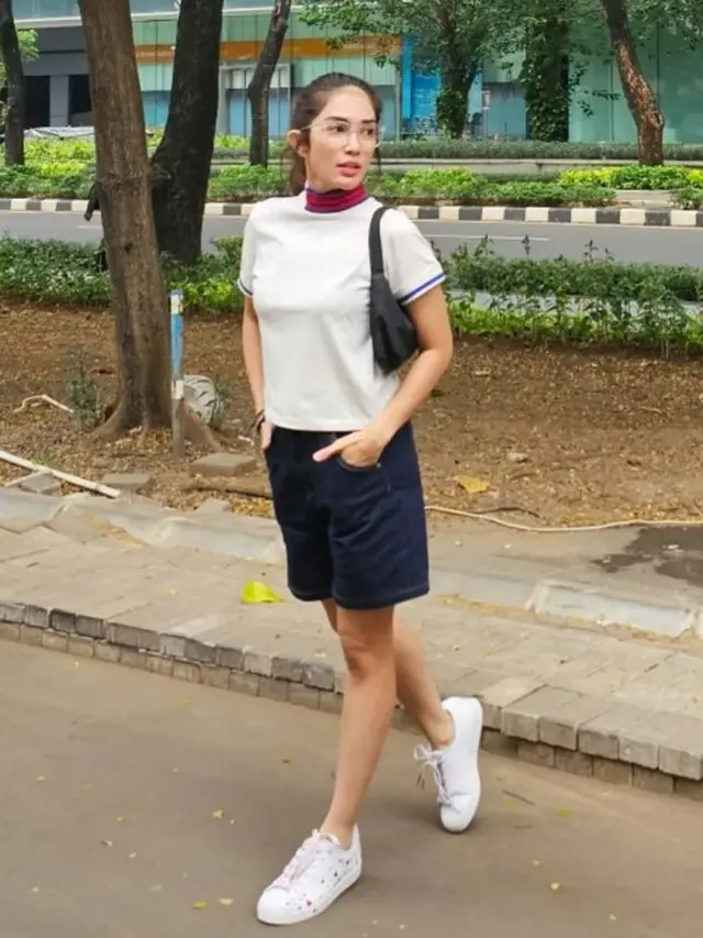 OOTD Ussy Sulistiawaty saat liburan (Instagram/ussypratama)