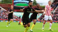 Striker Manchester City, Sergio Aguero, merayakan gol ke gawang Stoke City pada laga Premier League di Britannia Stadium, Stoke, Sabtu (20/8/2016). (AFP/Lindsey Parnaby)
