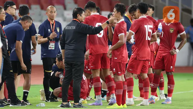 Foto: Beda Dengan Shin Tae-yong, Ini Dia Gaya Santai Indra Sjafri Bersama Timnas Indonesia U-22 dari Pinggir Lapangan