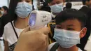 Seorang anak laki-laki menjalani pemeriksaan suhu badan saat tiba di Bandara Internasional Bangkok Suvarnabhumi, Thailand, Minggu (21/6/2015). WHO mencatat ada 1.334 kasus MERS di 26 negara. (REUTERS/Kerek Wongsa)