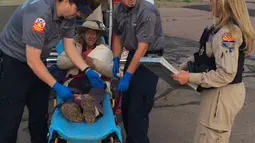 Ann Charon Rogers dievakuasi setelah tersesat selama 9 hari di hutan Arizona, di Gila County, Selasa (12/4). Nenek 72 tahun itu menggunakan ranting dan bebatuan untuk membentuk kata 'HELP' demi mencari bantuan. (REUTERS/Arizona Department of Safety)