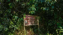 Sebuah tanda peringatan bahaya memasuki hutan Zika di Uganda, 29 Januari 2016. Hutan ini merupakan lokasi pertama kali ditemukannya virus Zika pada April 1947 setelah pengujian menggunakan monyet-monyet oleh ilmuwan. (ISAAC KASAMANI/AFP)