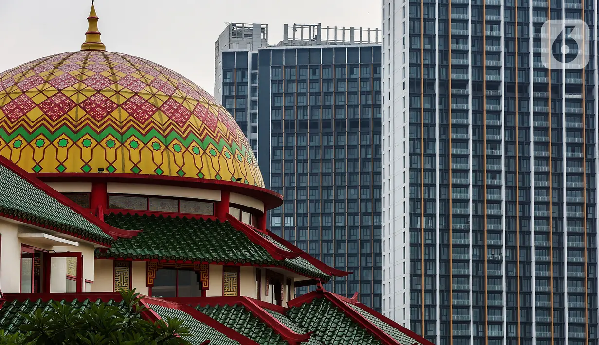 Kubah Masjid Babah Alun Desari yang terletak di Cilandak, Jakarta Selatan, Jumat (23/4/2021). Masjid yang bersebelahan dengan gerbang tol Cilandak Barat ini menjadi daya tarik bagi warga yang melintas sekaligus wisata religi, di Bulan Suci Ramadan sekarang ini. (Liputan6.com/JohanTallo)