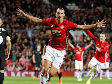 Penyerang Manchester United, Zlatan Ibrahimovic melakukan selebrasi usai mencetak gol kegawang Zorya Luhansk pada laga Liga Eropa di Manchester, Inggris, (29/9). Ibrahimovic mencetak satu-satunya gol pada pertandingan ini. (Reuters/Darren Staples)