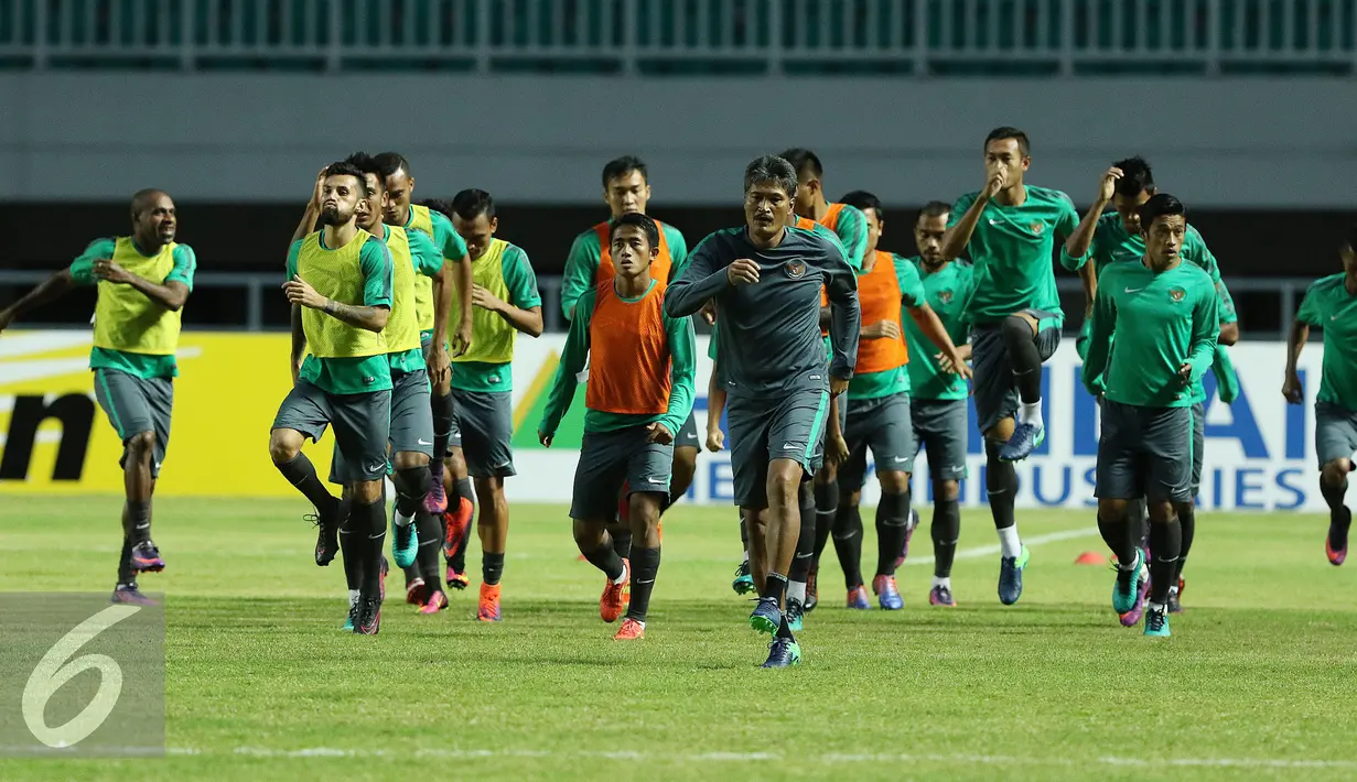 Pemain Timnas Indonesia melompat-lompat saat latihan jelang laga pertama semifinal Piala AFF 2016 di Stadion Pakansari, Bogor (2/12). Indonesia akan berlaga melawan Vietnam pada Sabtu (3/12). (Liputan6.com/Helmi Fithriansyah)