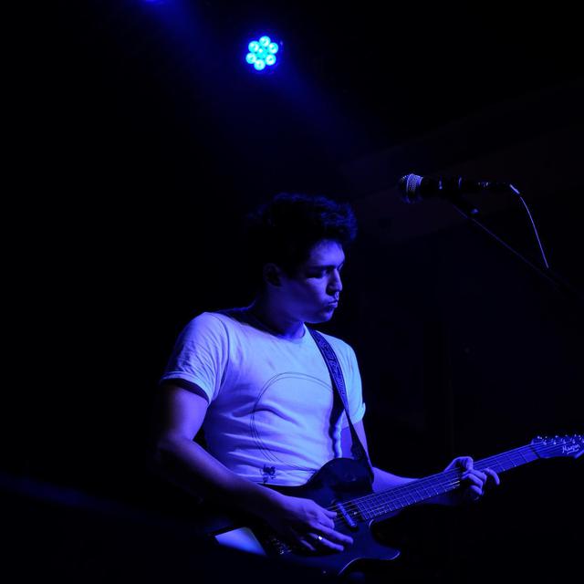 Tampil Keren, Ini 7 Potret Maxime Bouttier saat Jadi Anak Band