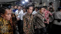 Presiden Jokowi mendatangi kantor Kementerian Perhubungan, Jakarta, Selasa (11/10).  Jokowi mendatangi Kemenhub saat Operasi Tangkap Tangan (OTT) yang dilakukan Polri terkait praktek pungli perizinan kapal. (Liputan6.com/Faizal Fanani)