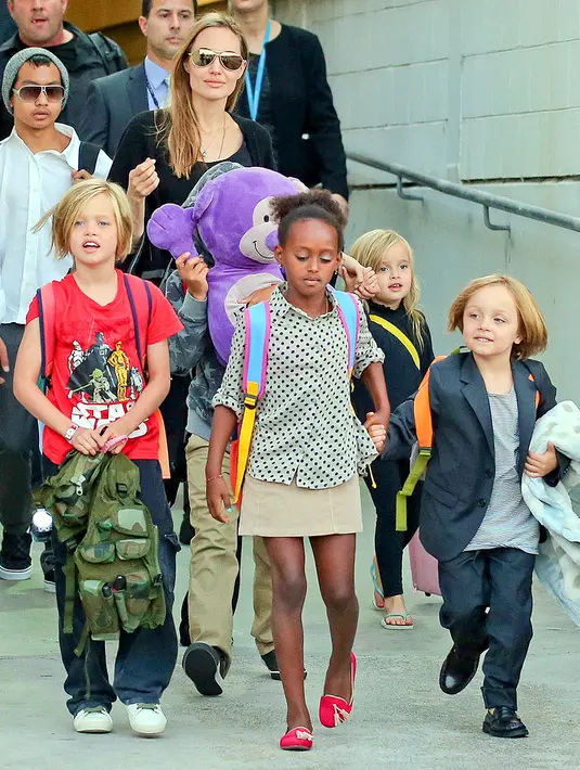 Angelina Jolie sendiri kerap mengajak anak-anaknya untuk melihat keadaan orang-orang di zona perang dan negara yang dilanda kemiskinan. (All Christian News)