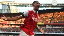 William Saliba. Bek tengah Prancis berusia 21 tahun ini kini memasuki musim ke-4 berseragam Arsenal sejak didatangkan dari Saint-Etienne pada awal musim 2019/2020. Ia didatangkan Unai Emery yang saat itu tengah menjalani musim keduanya bersama Arsenal dengan nilai transfer 30 juta euro atau kini setara Rp470 miliar. (AFP/Glyn Kirk)